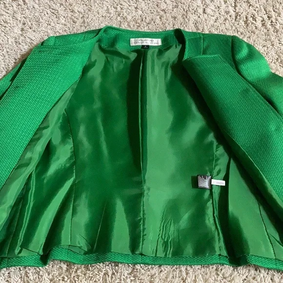 Green Tahari jacket. - Picture 4 of 6